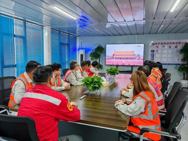 凯发k8国际核电公司项目部组织员工观看阅兵式.jpg